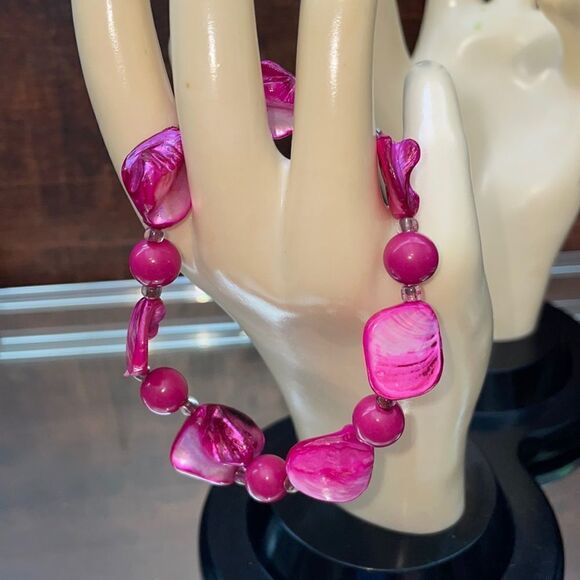 Fuchsia pink shell stretch bracelet with pink divider beads - Picture 1 of 4